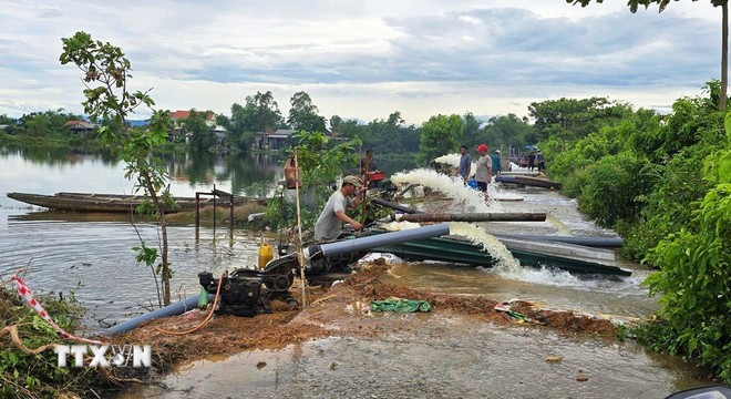 La Cooperativa Agrícola Phu Ho, en la ciudad de Hue, moviliza recursos humanos y bombas para drenar las aguas de las inundaciones y proteger el arroz de los agricultores. (Foto: VNA)