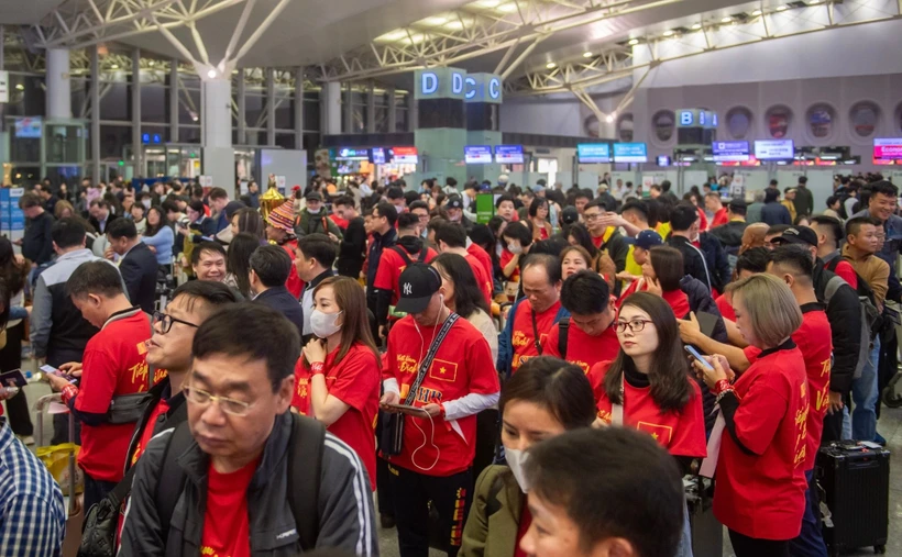 El 4 de enero, 250 aficionados al fútbol de Vietnam vuelan a Bangkok (Tailandia) para apoyar al equipo nacional en final del Campeonato de Fútbol de la ASEAN 2024. (Fuente: dantri.com.vn)