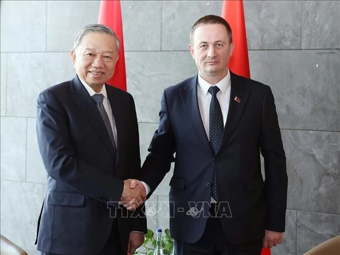 El secretario general del Comité Central del Partido Comunista de Vietnam (PCV), To Lam, se reunió con el primer ministro de Bielorrusia, Aleksandr Turchin, en Minsk, (Foto: VNA)
