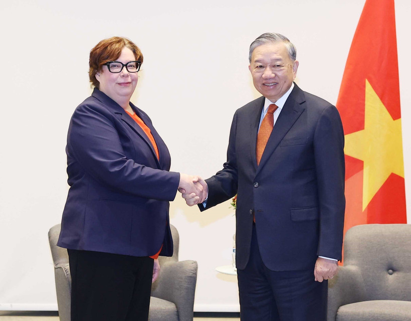 El secretario general del Comité Central del Partido Comunista de Vietnam (PCV), To Lam, y la presidenta del Partido Comunista de Finlandia, Tiina Sandberg. (Foto: VNA)