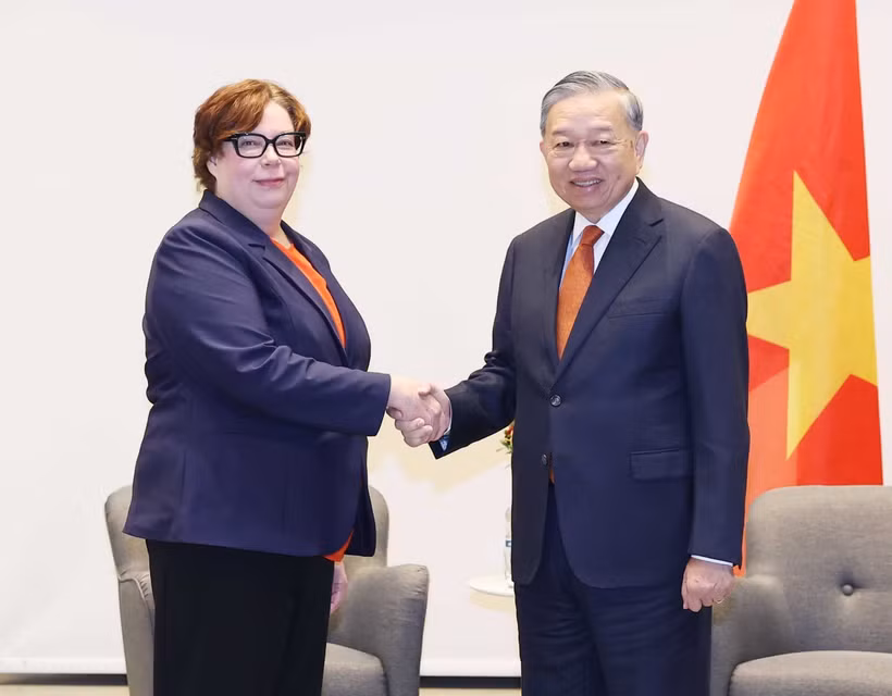 El secretario general del Comité Central del Partido Comunista de Vietnam (PCV), To Lam, y la presidenta del Partido Comunista de Finlandia, Tiina Sandberg. (Foto: VNA)