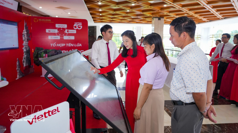 Presentación de plataformas y soluciones de transformación digital al servicio del gobierno digital y la economía digital en la provincia de Tây Ninh. Foto: VNA.