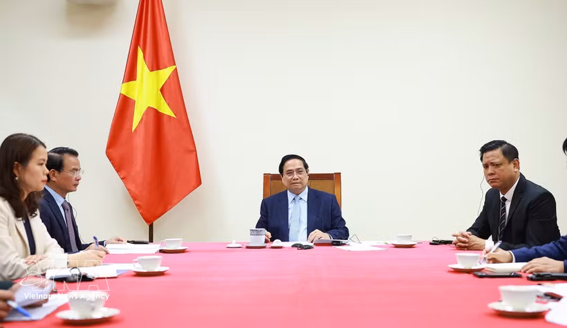 El primer ministro de Vietnam, Pham Minh Chinh, sostiene una conversación telefónica con el primer ministro y ministro de Relaciones Exteriores de Qatar, el jeque Mohammed bin Abdulrahman bin Jassim Al-Thani. (Foto: VNA)