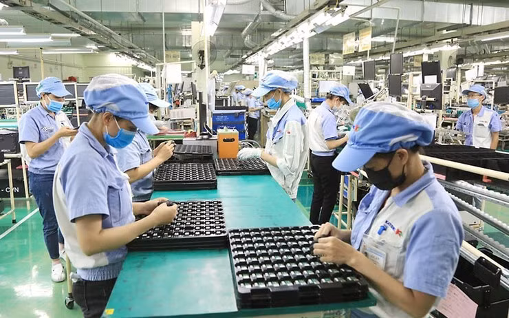 Algunas de las industrias de procesamiento y manufactura de Hanoi registran un índice bastante alto en comparación con 2023, de los cuales la producción de maquinaria y equipo aumentó un 27,4%. Foto: hanoi.gov.vn