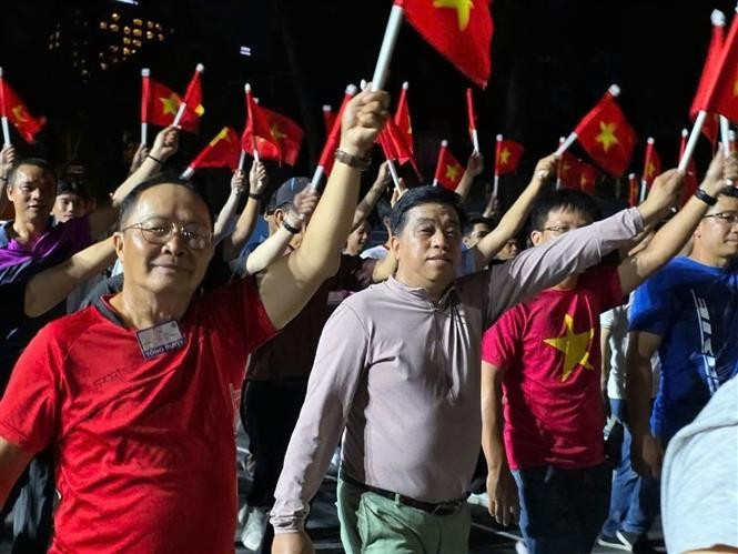 Vietnamitas en el extranjero celebran la reunificación nacional. (Foto: VNA)
