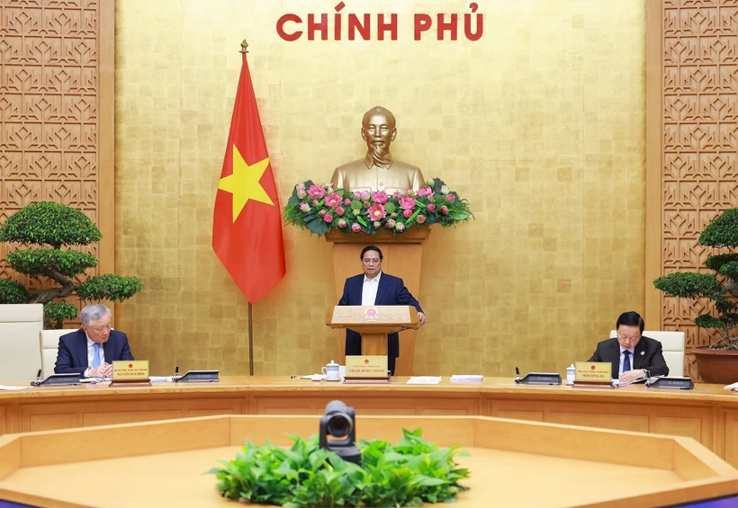 El primer ministro Pham Minh Chinh preside la reunión del Gobierno. (Foto: VNA)