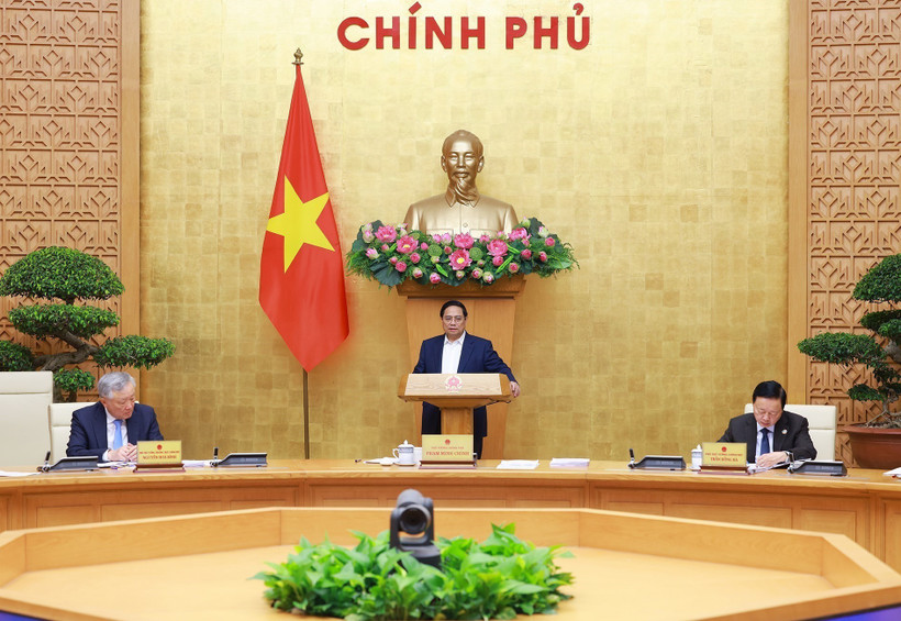 El primer ministro Pham Minh Chinh preside la reunión del Gobierno. (Foto: VNA)