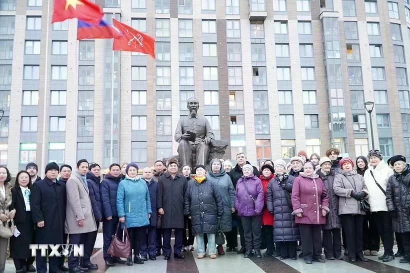 Una delegación de Vietnam deposita flores en la estatua del Presidente Ho Chi Minh en San Petersburgo en noviembre pasado. (Foto: VNA)