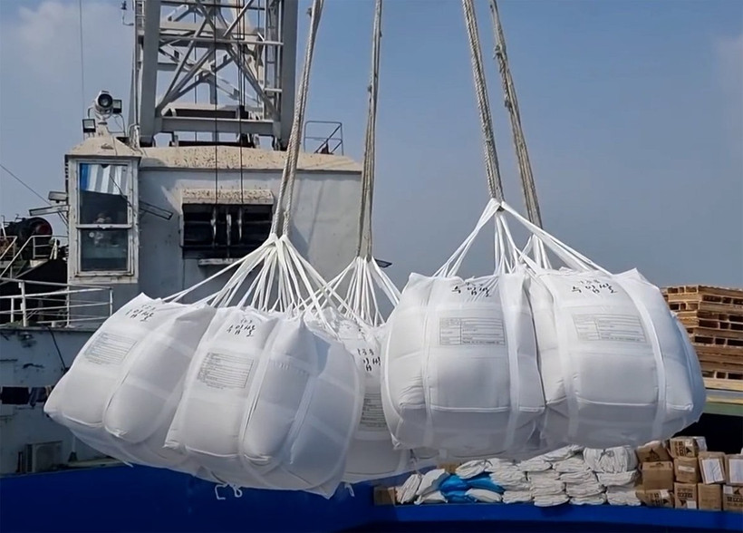 Carga de arroz de exportación a bordo de un barco en un puerto marítimo de Ciudad Ho Chi Minh. Foto: nongnghiepmoitruong.vn.