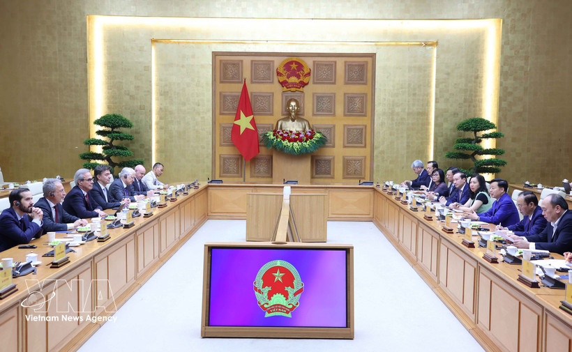 El viceprimer ministro de Vietnam, Tran Hong Ha, sostiene la reunión con la misión de inspección de la Comisión Europea. Foto: VNA