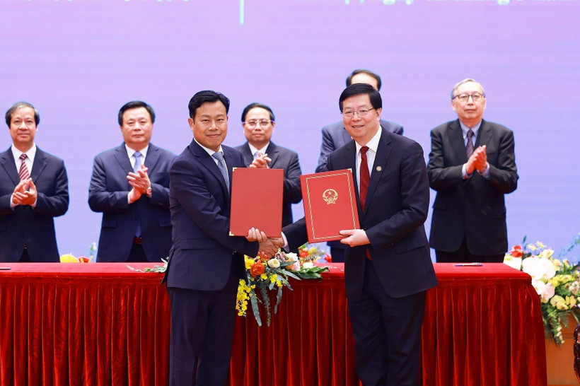 Acto de firma del memorando de entendimiento para fundar conjuntamente la “Red de Universidades Vietnam - China”. .(Foto: VNA)