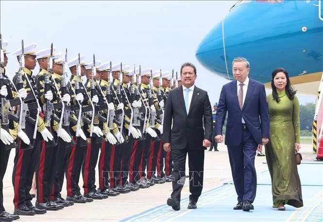 El secretario general del Partido Comunista de Vietnam, To Lam, y su esposa llegaron al Aeropuerto Halim Perdanakusuma en Yakarta, (Foto: VNA)