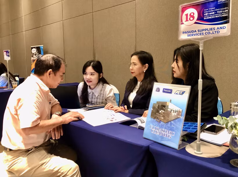 Empresas de Tailandia y Vietnam establecen conexiones comerciales directas en el evento “Intercambio comercial de productos industriales Vietnam–Tailandia”, celebrado el 13 de febrero de 2025. Foto: VNA