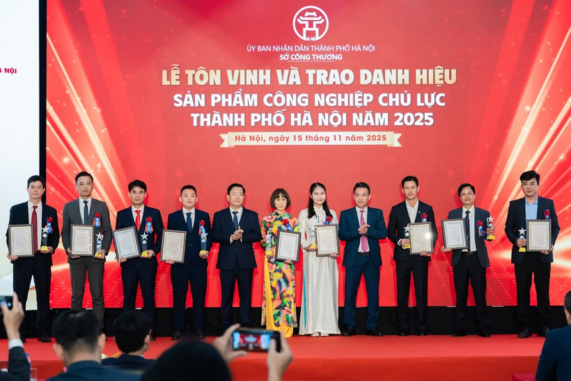 El Comité Organizador otorgó certificados a las empresas. (Foto: hanoi.gov.vn)