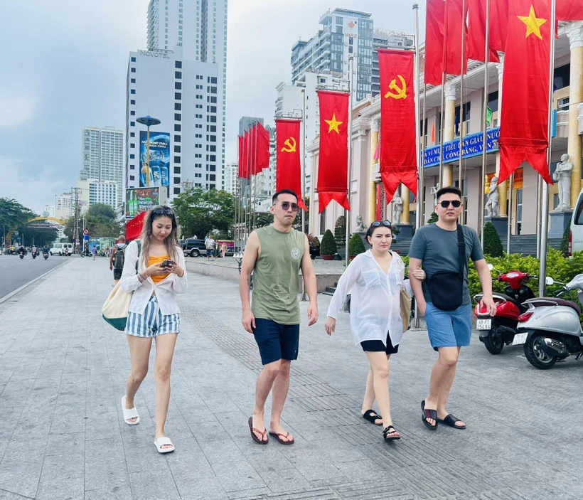 Turistas de Kazajistán en la ciudad de Nha Trang. (FotoÑ baokhanhhoa.vn)