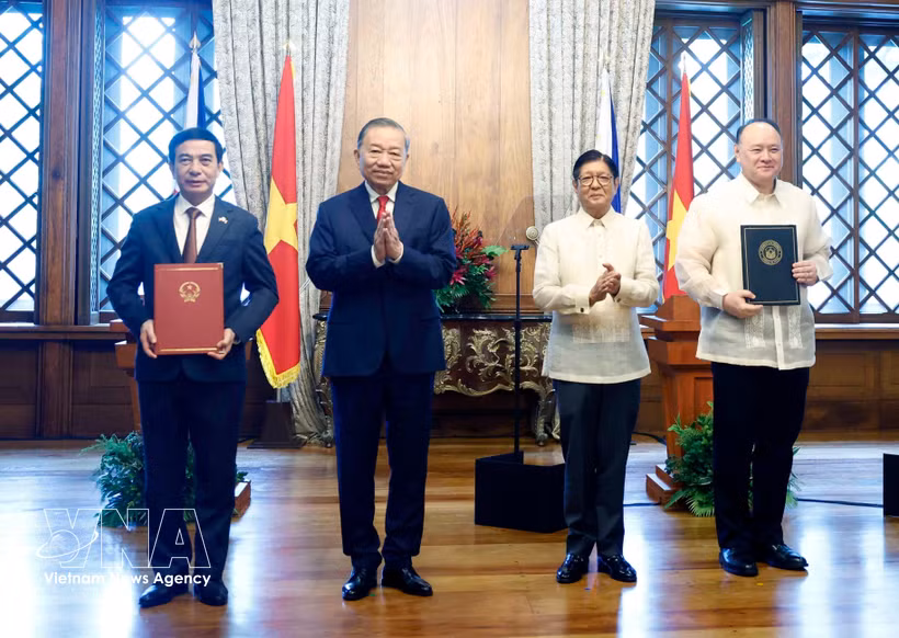 El secretario general del Comité Central del Partido Comunista de Vietnam y presidente del país, To Lam, y el presidente de Filipinas, Ferdinand Romualdez Marcos Jr., presencian la firma de documentos de cooperación. (Foto: VNA)
