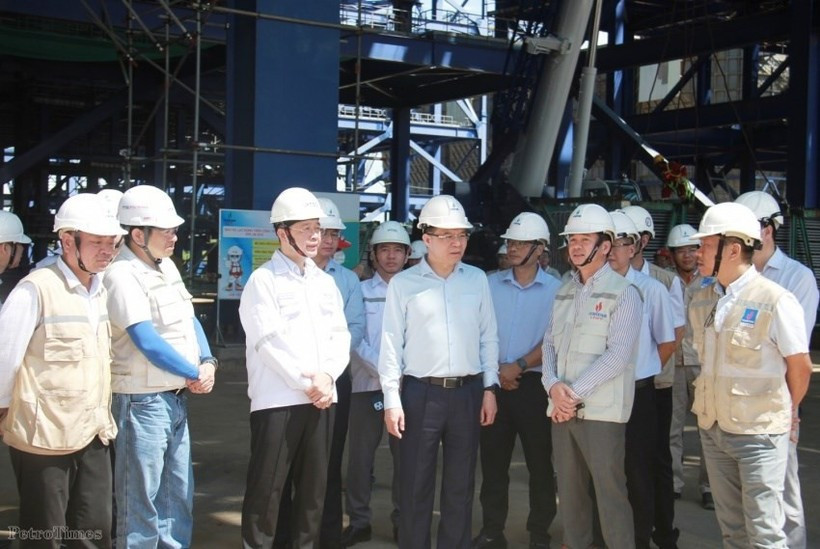El presidente de Petrovietnam, Le Manh Hung, inspecciona el progreso de la construcción del proyecto de la central térmica Long Phu 1. (Foto: Petrovietnam)