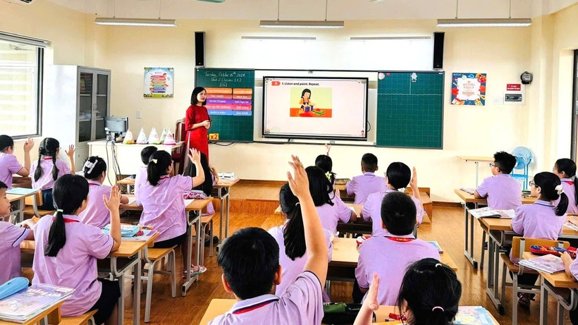 Clase de inglés en la escuela primaria Le Quy Don (barrio de Phuc Loi). Foto: hanoimoi.vn
