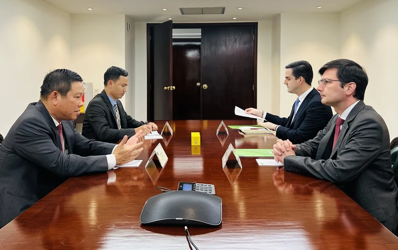 El embajador vietnamita en Venezuela, Vu Trung My, sostiene una reunión con Gianpiero Leoncini, vicepresidente ejecutivo del Banco de Desarrollo de América Latina y el Caribe. (Foto: VNA)