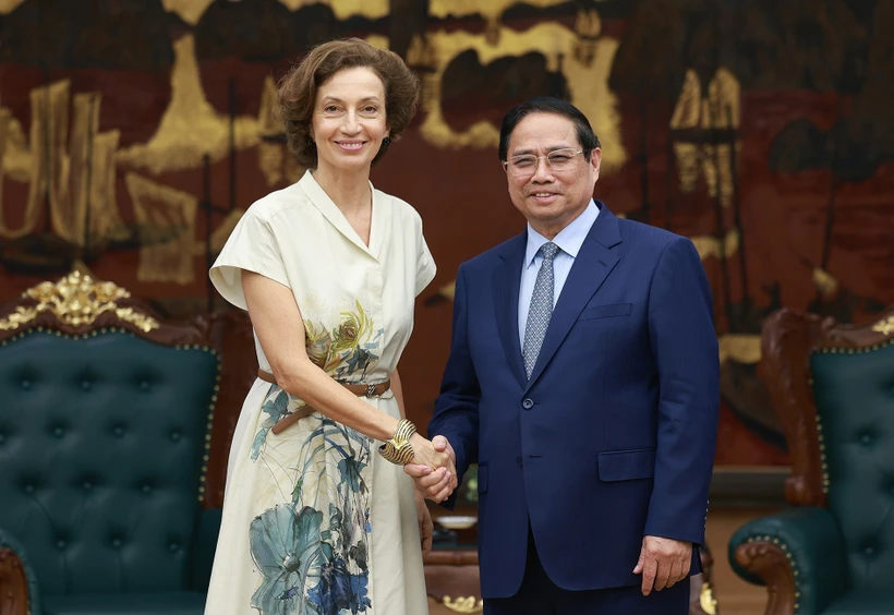 El primer ministro de Vietnam, Pham Minh Chinh, recibe a la directora general de la UNESCO, Audrey Azoulay. (Foto: VNA)