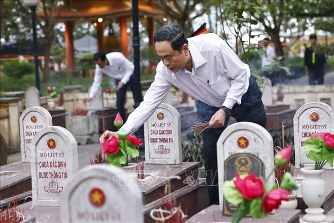 El presidente de la Asamblea Nacional, Tran Thanh Man, deposita flores en el Cementerio Nacional de los Mártires de la Carretera 9, en la provincia de Quang Tri (Foto: VNA)