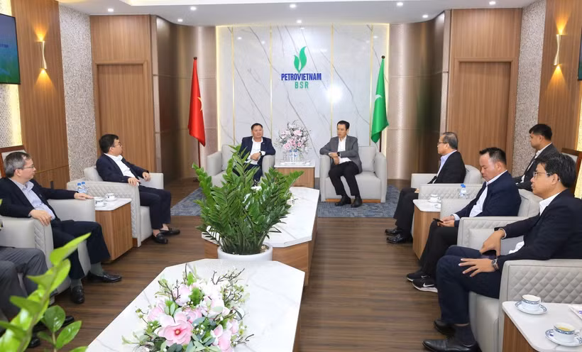 Dirigentes de BSR reciben a la delegación del Ministerio de Industria y Comercio de Laos. (Foto: nangluongvietnam.vn)