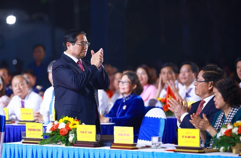 Primer ministro asiste a la celebración del 50 aniversario de la liberación de Con Dao