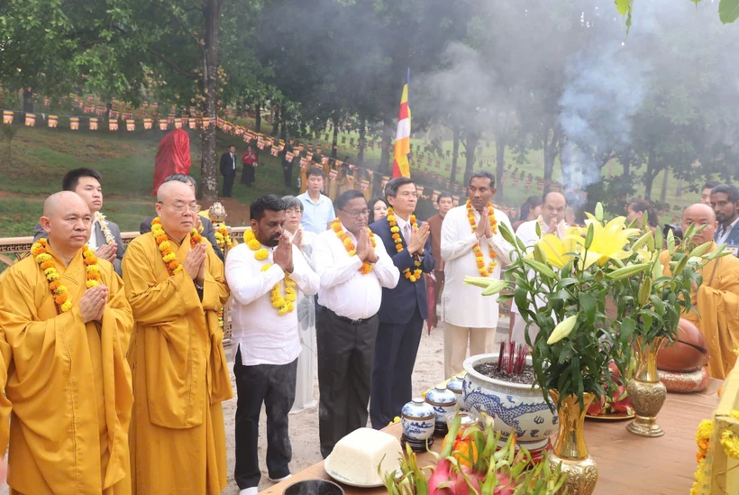 El presidente de Sri Lanka, Anura Kumara Dissanayaka, visita la pagoda de Bai Dinh. (Foto: VNA)