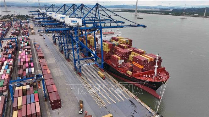 Carga y descarga de mercancías de exportación en el puerto internacional de Hai Phong. Foto: VNA