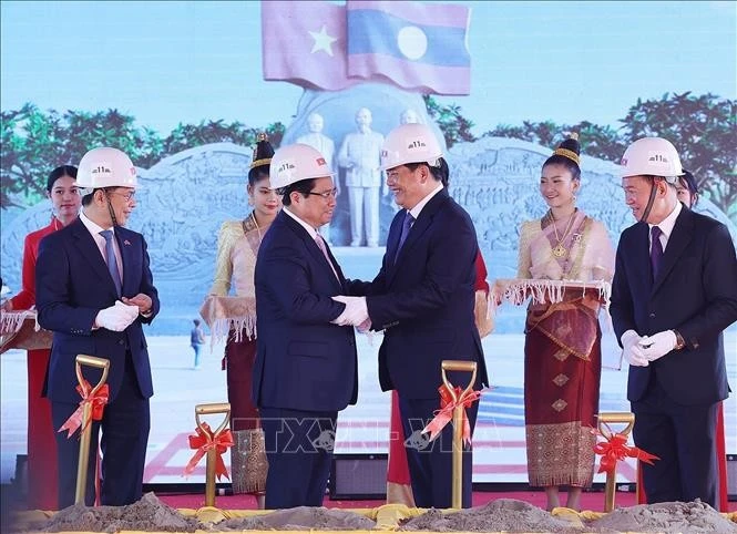 El primer ministro vietnamita, Phạm Minh Chinh, y su homólogo laosiano, Sonexay Siphandone, participaron en al acto de inicio de construcción del Parque de la Amistad Laos – Vietnam. (Foto: VNA(