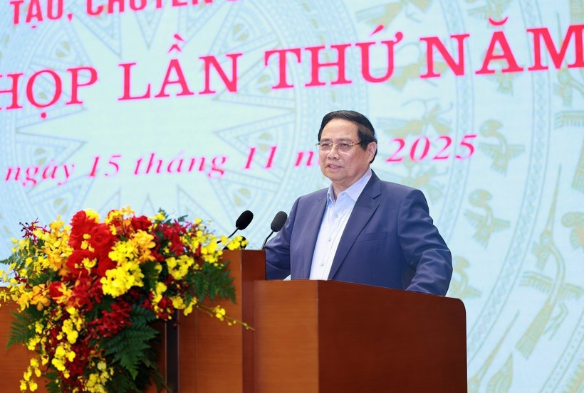 l primer ministro de Vietnam, Pham Minh Chinh, habla en la reunión. (Foto: VNA)