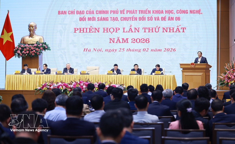 El primer ministro vietnamita, Pham Minh Chinh, preside la reunión del Comité Directivo para el desarrollo de la ciencia, la tecnología, la innovación, la transformación digital. Foto: VNA