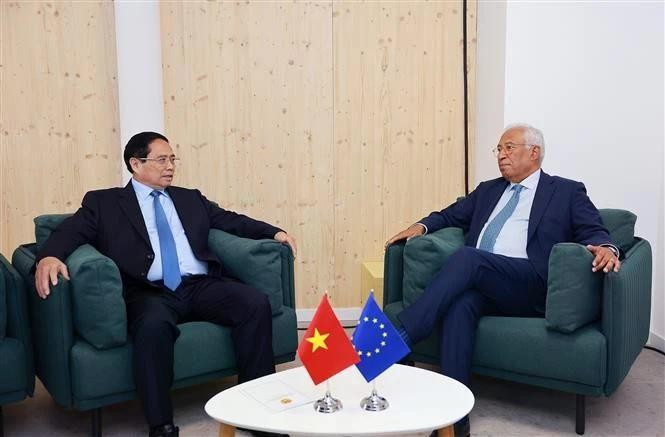 El primer ministro de Vietnam, Pham Minh Chinh, mantiene una sesión de trabajo con el presidente del Consejo Europeo, Antonio Costa. (Foto: VNA)