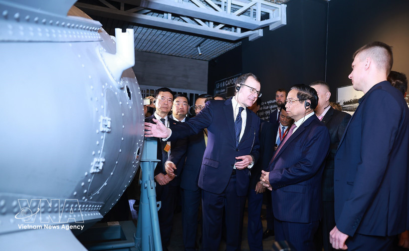 El primer ministro Pham Minh Chinh visita el Museo de Energía Atómica. Foto: VNA