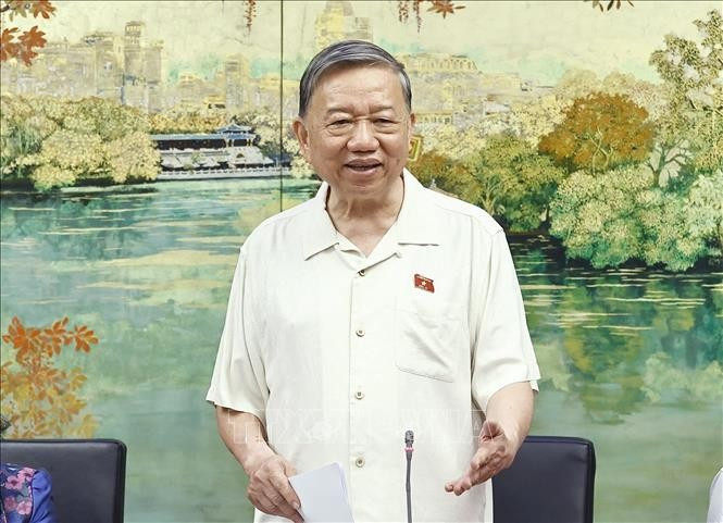 El secretario general del Partido Comunista, To Lam, habla en el debate. (Foto: VNA)