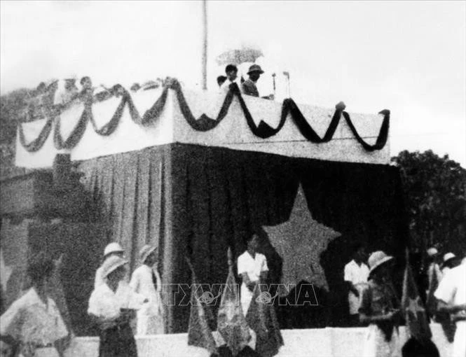 El Presidente Ho Chi Minh pronuncia la Declaración de la Independencia el 2 de septiembre de 1945. (Foto: VNA)