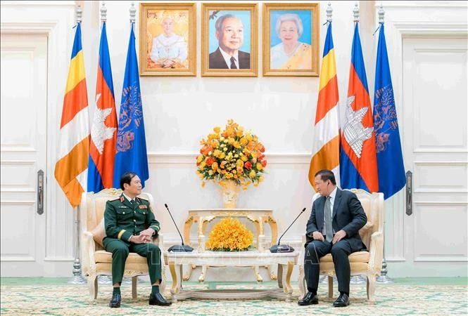 El general Nguyen Tan Cuong, jefe del Estado Mayor del Ejército Popular de Vietnam (EVP) y viceministro de Defensa Nacional, y el primer ministro Samdech Thipadei Hun Manet. (Foto: VNA)