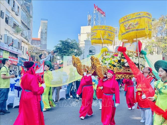 Recreando la procesión del fundador de la profesión de costura del Ao dai. (Foto: VNA)