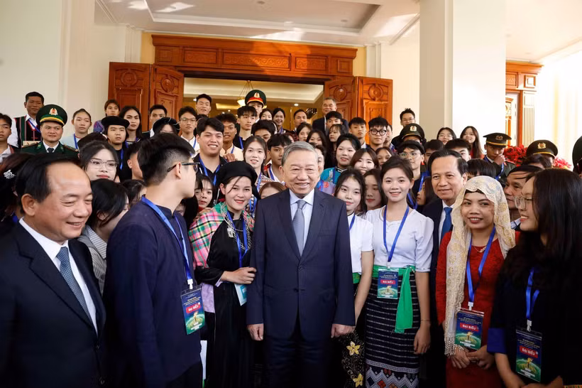 El secretario general del Partido Comunista de Vietnam, To Lam, y los estudiantes y jóvenes sobresalientes y representativos de minorías étnicas de todo el país. (Foto: VNA)