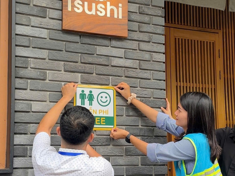 Para el 9 de agosto, los trabajadores ambientales de URENCO habían colocado logotipos en 208 de 400 baños gratuitos en los distritos de la capital. Foto: Mai Loan/hanoimoi.vn