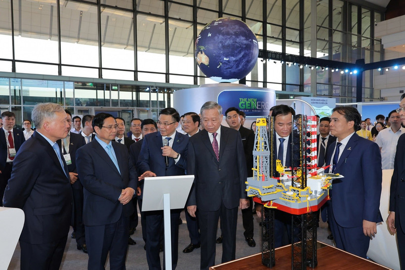 El secretario general del Partido Comunista de Vietnam, To Lam, el primer ministro Pham Minh Chinh y otros líderes del Partido y del Estado visitan la exposición de ciencia y tecnología con motivo del 50 aniversario de la fundación de Petrovietnam. (Foto: petrotimes.vn)