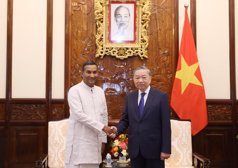 El secretario general del Partido Comunista de Vietnam y presidente del país, To Lam, y el embajador de Sri Lanka en Hanoi, Poshitha Perera. (Foto: VNA)