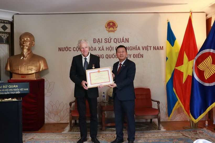 El director de cine sueco Bo Öhlén recibió la insignia “Por la causa de la cultura, el deporte y el turismo”. (Foto: VNA)