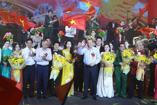 El secretario general del Partido Comunista de Vietnam, To Lam, y los delegados en el programa. (Foto: VNA)