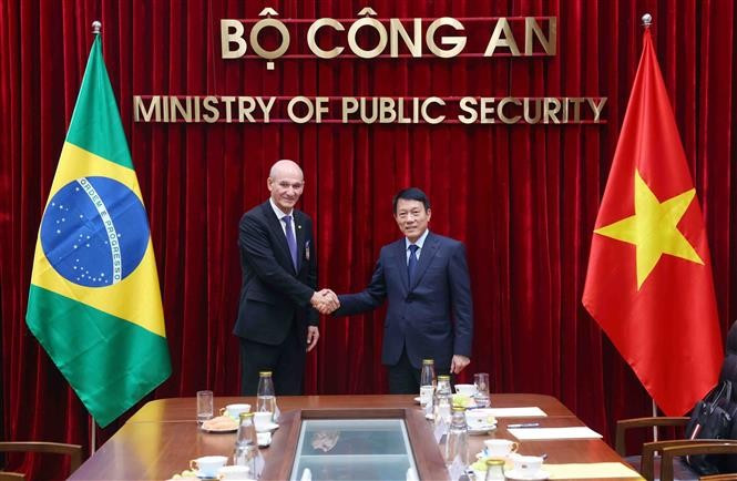 El ministro de Seguridad Pública de Vietnam, Luong Tam Quang, y Marcos Antonio Amaro dos Santos, ministro jefe de la Oficina de Seguridad Institucional de la Presidencia de Brasil. (Foto: VNA)