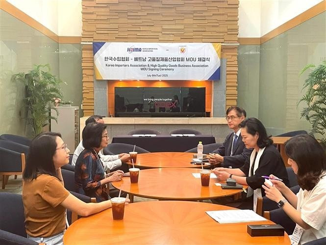 En la ceremonia de firma de un memorando de entendimiento entre la Asociación Empresarial de Productos Vietnamitas de Alta Calidad y la Asociación de Importadores de Corea del Sur. (Foto: VNA)