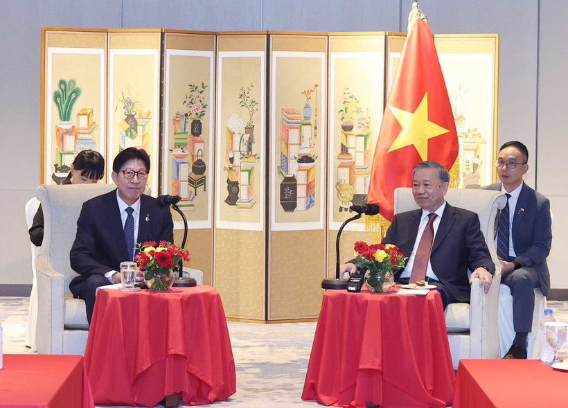 El secretario general del Partido Comunista de Vietnam, To Lam, recibe al alcalde de Busan, Park Heong-joon. Foto: Thong Nhat – VNA
