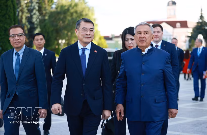 El primer ministro vietnamita, Le Minh Hung, (izquierda) y el jefe de la República de Tartaristán, Rustam Minnikhanov (izquierda). (Foto: VNA)
