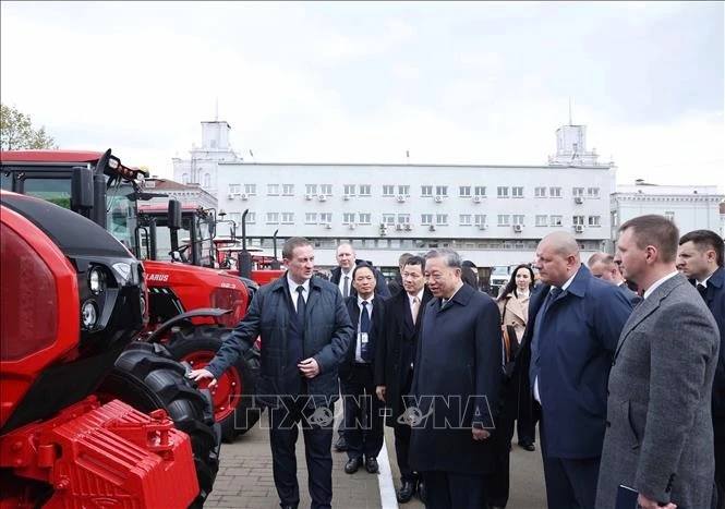 El secretario general del Comité Central del Partido Comunista de Vietnam, To Lam, visitó la Fábrica de Tractores de Minsk (MTZ). Foto: VNA