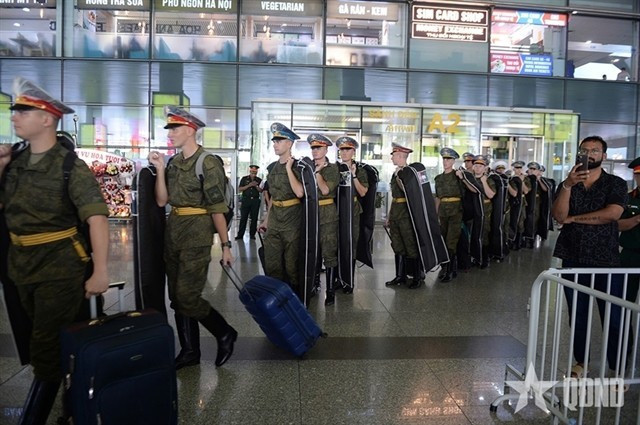 La delegación militar rusa que participará en el gran desfile militar de Vietnam el 2 de septiembre llegó al Aeropuerto Internacional de Noi Bai, en Hanoi. (Foto: Periódico Quan doi nhan dan)
